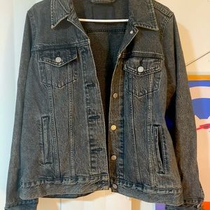 Levi’s dark denim trucker jacket ✨